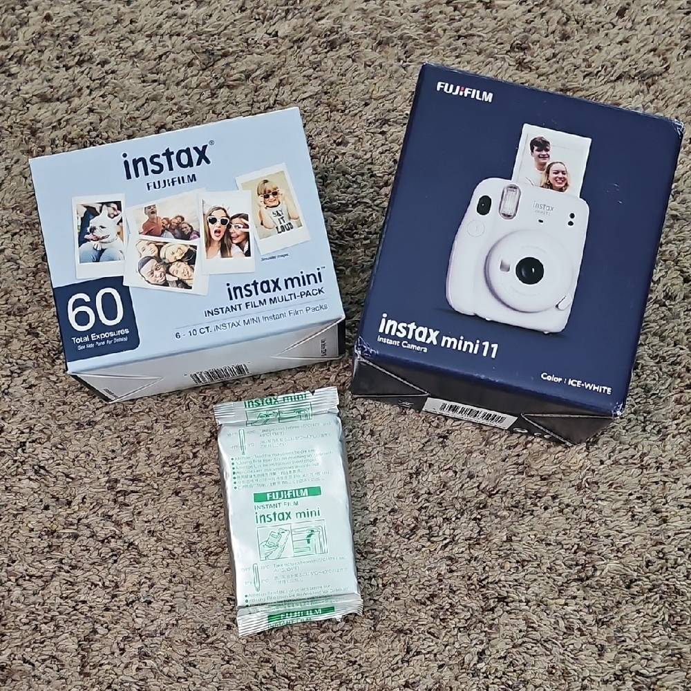 Fujifilm Instax Mini 11 Instant Camera - Ice White.  Used Once For A Wedding.